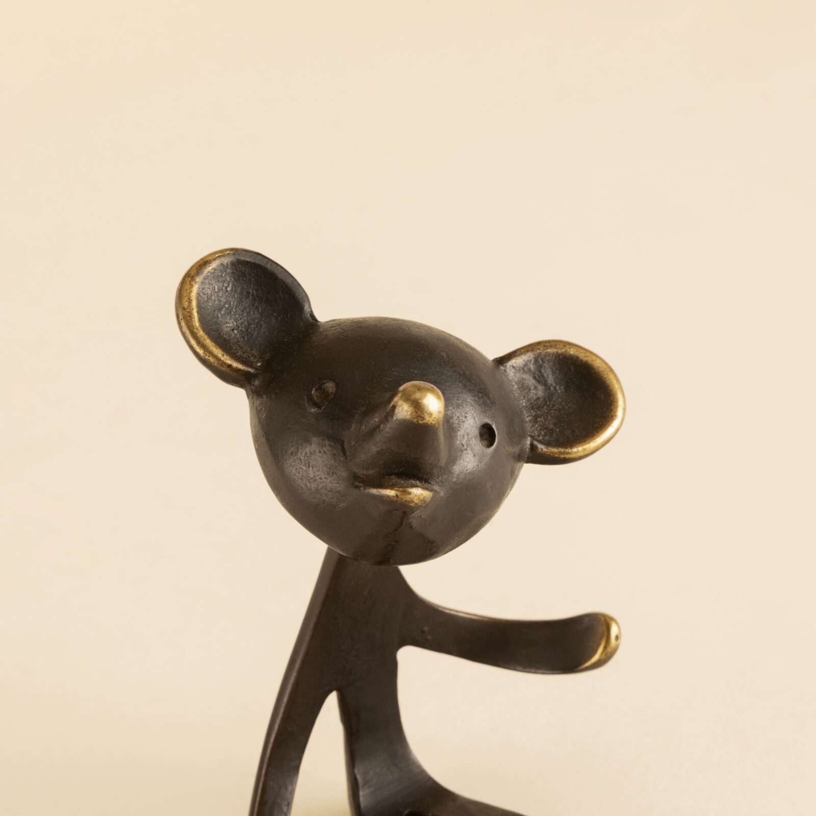 Bear sculpture hover